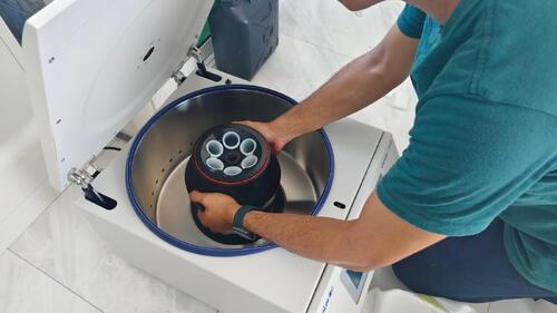 Últimas soluções da empresa sobre Um cliente tailandês comprou a centrífuga Cenlen 2050 para granulação de células microbianas (sedimentação)